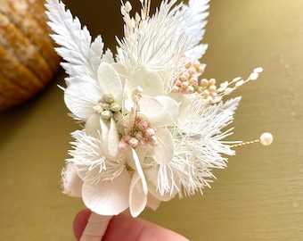 boutonnière fleurs stabilisées - CHIHIRO blanc rose pâle