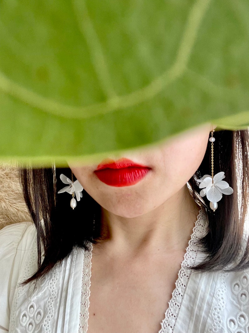 boucles d'oreilles fleurs stabilisées et perle deau douce LOUISE blanc image 6