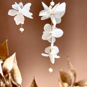 asymmetrical preserved flower and freshwater pearl earrings — MADELIE white