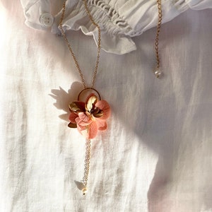 Collier fleurs stabilisées et perle deau douce etZOÉ vieux rose or image 3