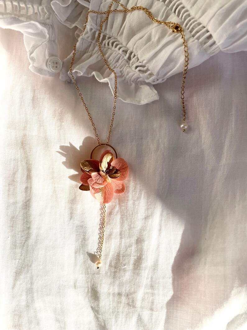 Collier fleurs stabilisées et perle deau douce etZOÉ vieux rose or image 3