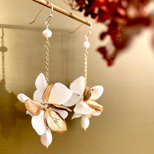 boucles d'oreilles fleurs stabilisées et perle deau douce LOUISE blanc or image 3