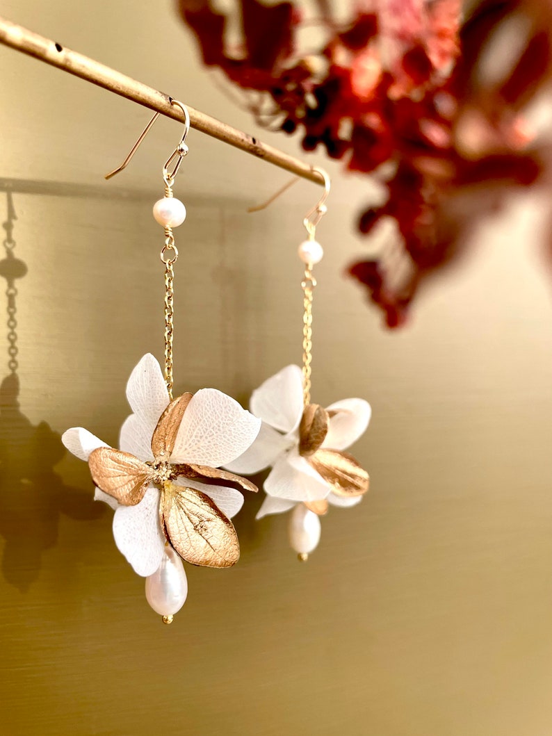 boucles d'oreilles fleurs stabilisées et perle deau douce LOUISE blanc or image 3