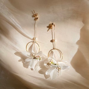 Preserved flower and freshwater pearl earrings -- LUCIE