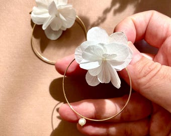 stabilized flower earrings -- EMMIE white