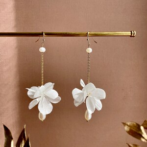 boucles d'oreilles fleurs stabilisées et perle deau douce LOUISE blanc image 3