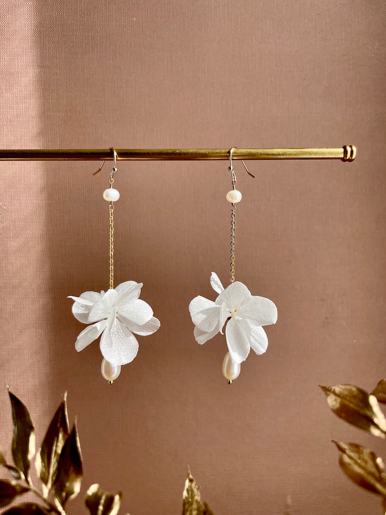 boucles d'oreilles fleurs stabilisées et perle deau douce LOUISE blanc image 3