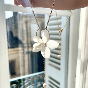 Collier fleurs stabilisées et perle deau douce etZOÉ blanc image 3