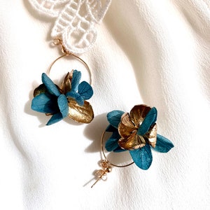 preserved flower earrings -- JULIA petroleum blue gold