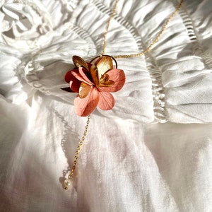 Collier fleurs stabilisées et perle deau douce etZOÉ vieux rose or image 1