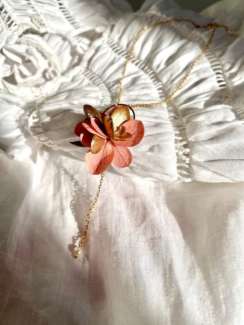 Collier fleurs stabilisées et perle deau douce etZOÉ vieux rose or image 1