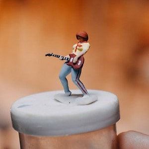 Miniatur Actionfigur Frau Gitarre spielend Diorama HO Scale 1/87 NO Preiser