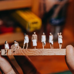 Bath Man Woman in Towel Swimming Pool Miniature Action Figures Diorama Scale 1/87 Decoration
