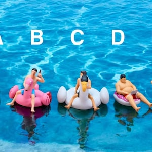 Puede incluir: Figuras en miniatura sobre flotadores inflables en una piscina. Los flotadores incluyen un unicornio, un flamenco rosa, un cisne, una rosquilla y una sandía. El agua es de color azul brillante.
