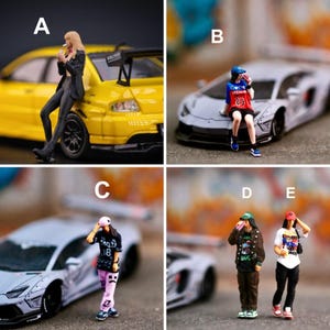 Puede incluir: Una colección de cinco figuras en miniatura etiquetadas de la A a la E, que representan a personas con ropa urbana informal posando con coches deportivos a escala. Las figuras presentan ropa, sombreros y accesorios detallados, algunas sostienen latas.