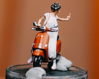 Miniature Action Figure Diorama Woman Riding Motorcycle Scale 1:87 Decoration Mini Resin 1/87 1/64