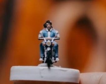 Miniature Action Figure of Romantic Young Couple on Classic Motorcycle Diorama Scale 1:87 1/87 Decoration