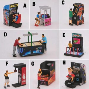 Può includere: Replica in miniatura di giochi arcade, tra cui un gioco di corse Daytona USA, una macchina a pinza e un tavolo da hockey. Altri giochi includono un gioco di tiro a basket, un gioco di boxe e un gioco di ballo. Ogni gioco ha una figura in miniatura che interagisce con esso.