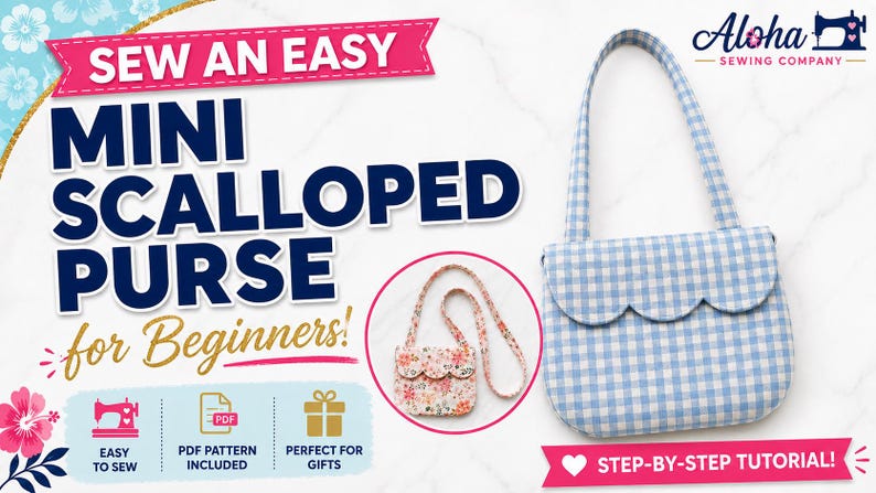Może przedstawiać: Jasnoniebiesko-biała torebka z tkaniny w kratkę vichy z falistą klapką i paskiem na ramię. Obraz zawiera tekst SEW AN EASY MINI SCALLOPED PURSE for Beginners, Aloha Sewing Company oraz STEP-BY-STEP TUTORIAL wraz z odpowiednimi ikonami.