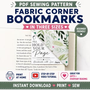 Op de afbeelding: Een PDF-naaipatroon voor stoffen hoekbladwijzers in drie maten. De afbeelding toont een driehoekige stoffen bladwijzer met een groen bladpatroon en de tekst I'll Hold Your Page, Handmade with Love, inclusief een icoon van een boek.