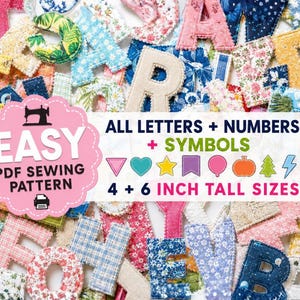 Op de afbeelding: Een verzameling stoffen letters, cijfers en symbolen in diverse bloemen- en geometrische patronen. Een roze rond label bevat de tekst EASY PDF SEWING PATTERN, ALL LETTERS + NUMBERS + SYMBOLS en 10 + 15 CM TALL SIZES.