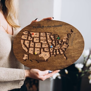 Personalisierte Pinnwand Landkarte USA + 50 Pins, Reisekarte mit Pin, Reisegeschenk, Pinnwandkarte USA, Pärchen Reisekarte