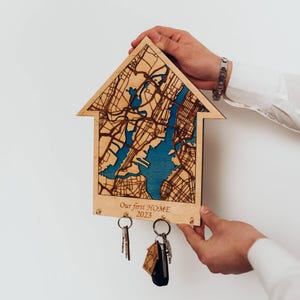 Aangepaste sleutelhouder stadskaart, gepersonaliseerd houten sleutelrek voor aan de muur, uniek huwelijkscadeau voor pasgetrouwden, housewarmingcadeau, nieuw interieur