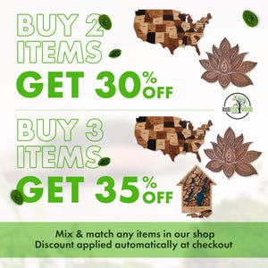 Op de afbeelding: Een promotionele afbeelding met houten wanddecoratie, waaronder een kaart van de Verenigde Staten, een lotusbloem en een huisvormige kaart. De tekst luidt: BUY 2 ITEMS GET 30% OFF, BUY 3 ITEMS GET 35% OFF en Mix & match any items in our shop.