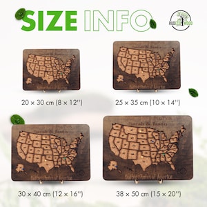 Op de afbeelding: Vier rechthoekige houten kaarten van de Verenigde Staten met kurkinleg, gegraveerd met staatsafkortingen, de tekst 'Our Adventures', 'Sarah & Jason' en 'United States of America'. De maten zijn 20x30, 25x35, 30x40 en 38x50 cm.