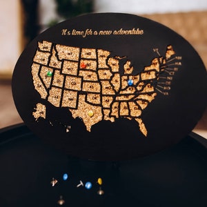 Carte des États-Unis avec punaises en bois avec support en liège, art mural de carte encadré personnalisé, tracker de voyage pour la maison, carte des États-Unis personnalisée, cadeau pour maman