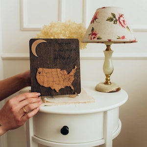 Zum Mond und zurück, personalisierte Holzkarte Kunst, Ferngeschenk, Hochzeitsgeschenk, Regaldekor, Familie und romantisches Geschenk für geliebte Personen