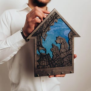 Portachiavi con mappa della casa in legno, organizer per chiavi personalizzato, portachiavi con mappa della posizione, regalo per la nuova casa, gancio per chiavi da parete, regalo per la famiglia