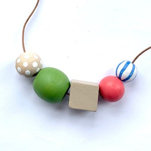 Collier coloré peint à la main de déclaration de perle en bois
