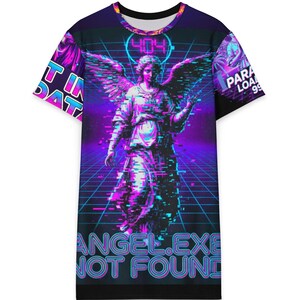 Puede incluir: Vestido de manga corta con un diseño de arte digital. El diseño presenta un ángel alado en tonos morados y azules, con el texto "ANGEL.EXE NOT FOUND" y "404". El vestido tiene un dobladillo negro.