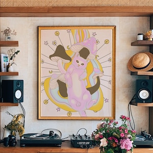 Puede incluir: Una mesa de madera con un acabado de madera clara se encuentra frente a una pared con una estanter&iacute;a, un tocadiscos y una impresi&oacute;n enmarcada de un gato rosa con setas. La impresi&oacute;n tiene un marco dorado y un fondo blanco. La estanter&iacute;a est&aacute; llena de libros y tiene un panel de rat&aacute;n tejido encima. El tocadiscos est&aacute; sobre un gabinete de madera con un panel de rat&aacute;n tejido.
