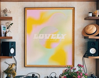 Puede incluir: Una mesa de madera con un acabado de madera clara se encuentra frente a una pared con una estantería, un tocadiscos y una impresión enmarcada con la palabra "LOVELY" en un degradado de colores.