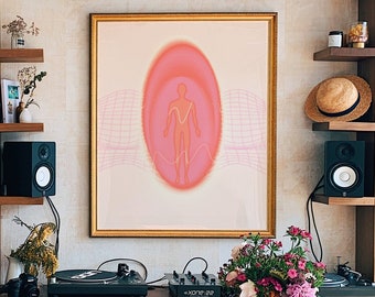 Puede incluir: Una mesa de madera con un acabado de madera clara se encuentra frente a una pared con estantes empotrados. Los estantes están llenos de libros y hay un tocadiscos en el estante de abajo. Un cuadro enmarcado con un diseño abstracto rosa y blanco cuelga de la pared sobre el tocadiscos. Un jarrón con flores rosas se encuentra sobre la mesa.