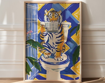 Peut inclure: Une estampe encadrée d'un tigre assis sur des toilettes. Le tigre est orange et noir avec des rayures blanches. Les toilettes sont blanches avec une cuvette bleue. L'arrière-plan est un motif géométrique bleu et jaune.