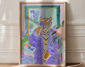 Puede incluir: Una pintura enmarcada de un tigre con una túnica morada y sosteniendo un teléfono inteligente. El tigre está mirando el teléfono y tiene una expresión seria en su rostro. El fondo es de color azul claro y verde.