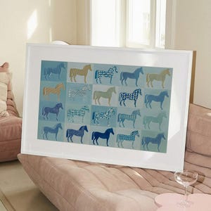 Puede incluir: Una impresión artística enmarcada con caballos de varios colores, incluyendo azul, dorado y gris. La impresión se exhibe sobre un sofá rosa en una habitación bien iluminada. También se ven una pequeña mesa auxiliar rosa y una silla con estampado de cebra.