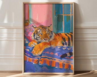 Könnte beinhalten: Ein gerahmtes Gemälde eines Tigers, der auf einem bunten, gemusterten Kissen liegt. Der Tiger ist orange und schwarz mit weißen Streifen. Das Kissen ist blau, lila und orange. Der Hintergrund ist ein rosa und blauer Raum mit einem Fenster.
