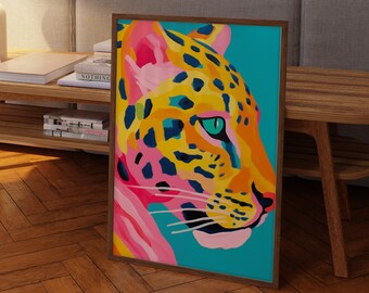 Puede incluir: Una pintura abstracta colorida de la cara de un leopardo de perfil. La pintura está enmarcada en un marco de madera marrón y está colgada en una pared de una sala de estar.