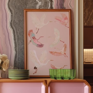 Arte murale, stampa di gru in volo, poster di uccelli rosa tenue, decorazioni naturali pastello, arte murale di animali femminili, illustrazione di volo sognante, arte boho