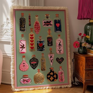 Puede incluir: Una impresión enmarcada sobre un fondo verde con 20 botellas coloridas llenas de varios objetos, incluidos corazones, mariposas y otros diseños. Las botellas están delineadas en negro y tienen un borde dorado. El marco es blanco con una franja.