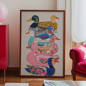 Arte mural, estampado de patos coloridos, póster de pájaro caprichoso, decoración de pared de animales moderna, arte maximalista de patos, pájaros con estampados brillantes y divertidos.