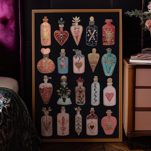 Könnte beinhalten: Ein gerahmter Druck einer Sammlung von 25 bunten Glasflaschen mit Herzen und anderen Designs auf schwarzem Hintergrund. Die Flaschen sind in einem Raster angeordnet.