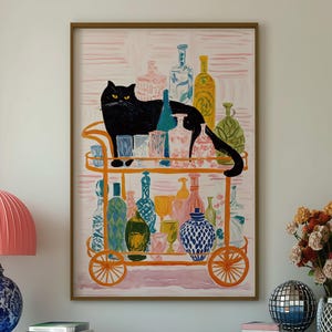 ウォールアート、黒猫のカクテルバーカートのプリント、ムーディーなピンクのレトロキッチンポスターデコレーション、シックなワインボトルのイラスト、猫ラウンジのアートワーク