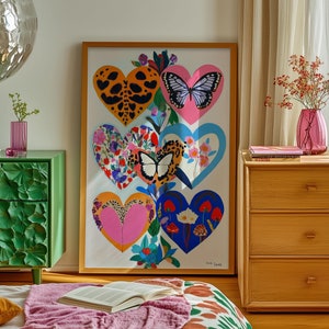 Arte murale, poster a forma di cuore colorato, arredamento eclettico per la camera da letto, opera d'arte femminile con effetto dopamina, stampa floreale e animalier, regalo per lei, arte a forma di cuore massimalista