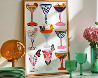 Puede incluir: Una impresión enmarcada de vasos de cóctel coloridos con mariposas y diseños florales. La impresión está sobre un fondo blanco y tiene un marco de madera.