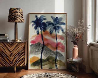 Op de afbeelding: Een abstracte kunstprint met twee palmbomen in blauwe tinten tegen een achtergrond van roze, oranje en groen. Het kunstwerk is ingelijst in een houten lijst en wordt tentoongesteld in een kamer met een zebraprint vloerkleed en een houten kast met tijgerstrepen.